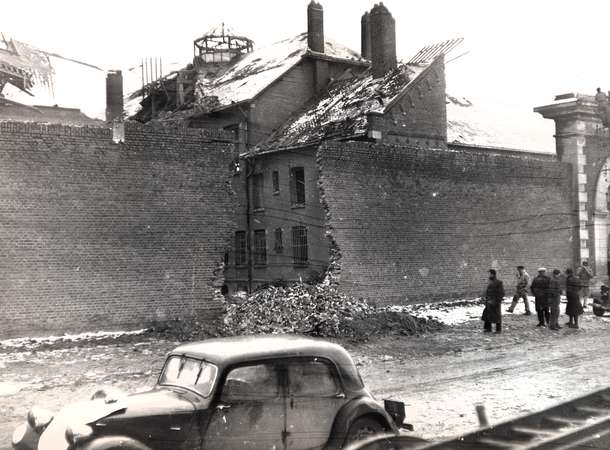 Le mur d’enceinte de la prison d'Amiens après les bombardements © Archives municipales et communautaires d'Amiens_10Z1429