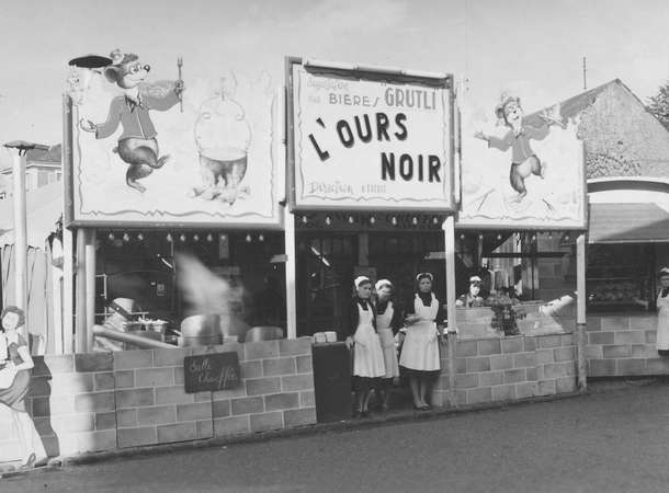 La rôtisserie l’ours noir sur la foire de la Saint-Jean en 1956 © Archives municipales et communautaires d'Amiens_11Fi2833 La rôtisserie l’ours noir sur la foire de la Saint-Jean en 1956 © Archives municipales et communautaires d'Amiens_11Fi2833