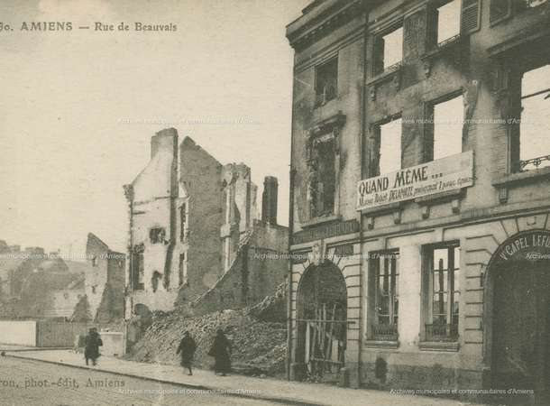 Vue des destructions causées sur des bâtiments situés rue de Beauvais, à Amiens, par les bombardements durant la Première Guerre mondiale. Cette carte postale a été éditée par le studio Léon Caron. © Archives municipales et communautaires d'Amiens_15Fi018 Vue des destructions causées sur des bâtiments situés rue de Beauvais, à Amiens, par les bombardements durant la Première Guerre mondiale. Cette carte postale a été éditée par le studio Léon Caron. © Archives municipales et communautaires d'Amiens_15Fi018