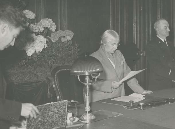 Madame Hélène Lockert, 4e adjointe au maire d’Amiens, dans la salle de l’Hôtel de ville © Archives municipales et communautaires d'Amiens_1Fi332