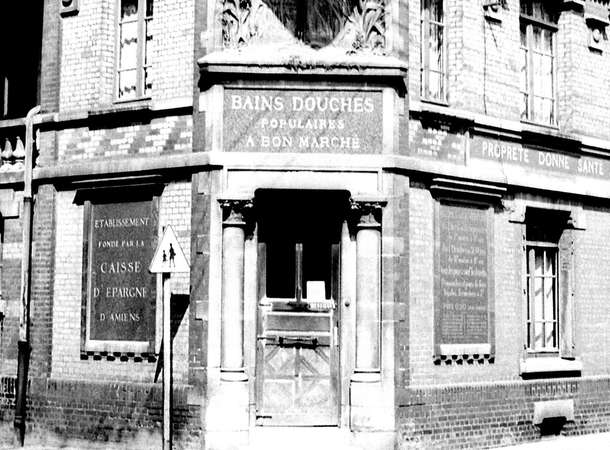 Bains-douches populaires situés 161 rue Saint-Leu à Amiens vers 1967 © Archives municipales et communautaires d'Amiens_10Z3702