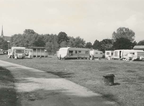 Camping municipal d’Amiens situé à l’étang Saint-Pierre en 1987 © Archives municipales et communautaires d'Amiens_11 Fi 4671