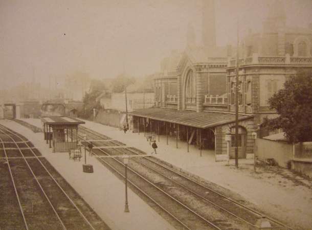 Vue des voies et du bâtiment voyageur de la gare Saint-Roch d’Amiens en 1885. © Archives municipales et communautaires d’Amiens_10Z411, fonds Maurice Duvanel