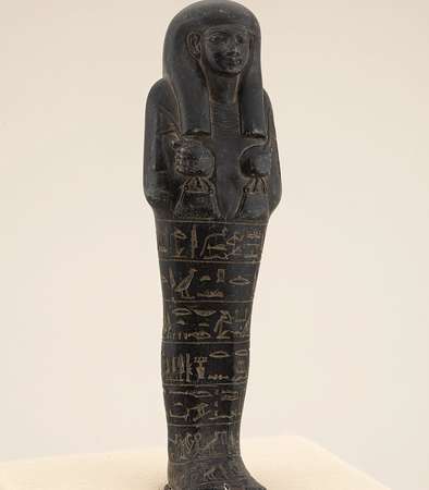 XVIIIe dynastie, probablement règne d’Aménophis III (1391-1353 avant J.-C.). Serpentine H. 20, 3 cm; l. 6 cm. Amiens, Musée de Picardie © Irwin Leullier-Musée de Picardie © © Irwin Leullier-Musée de Picardie XVIIIe dynastie, probablement règne d’Aménophis III (1391-1353 avant J.-C.). Serpentine H. 20, 3 cm; l. 6 cm. Amiens, Musée de Picardie © Irwin Leullier-Musée de Picardie © © Irwin Leullier-Musée de Picardie