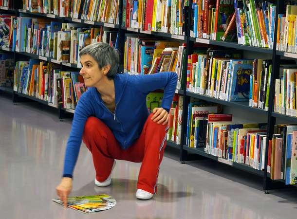 Une danseuse dans la bibliothèque © © FANFARE BLÊME / V.Lanciaux Une danseuse dans la bibliothèque © © FANFARE BLÊME / V.Lanciaux