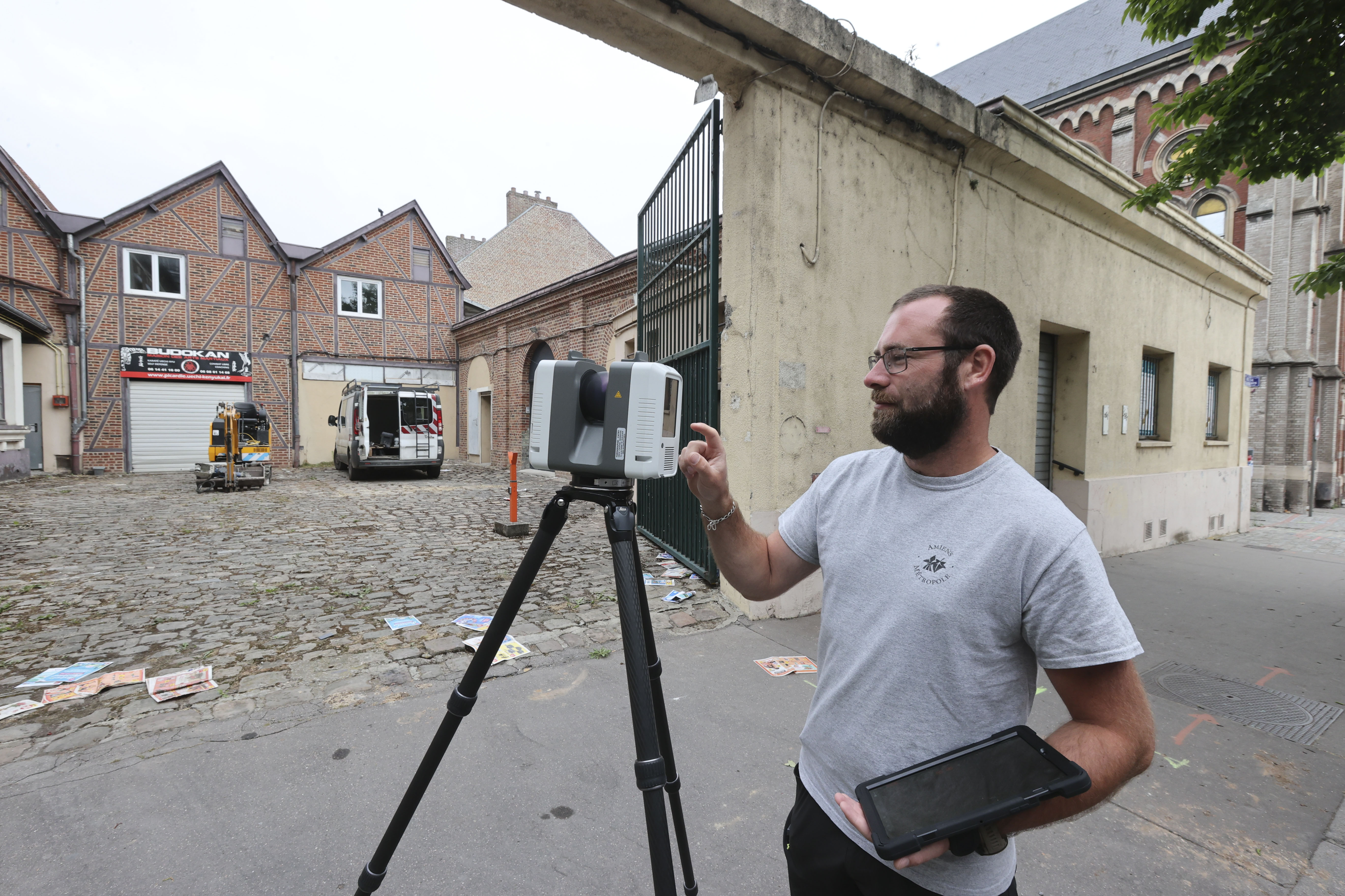 Les agents ont également scanné le bâti © Laurent Rousselin