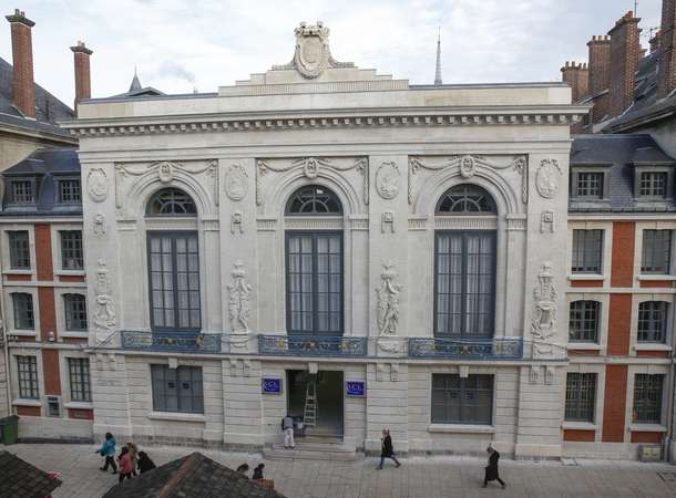 Le théâtre municipal abrite aujourd'hui la banque LCL © Laurent Rousselin