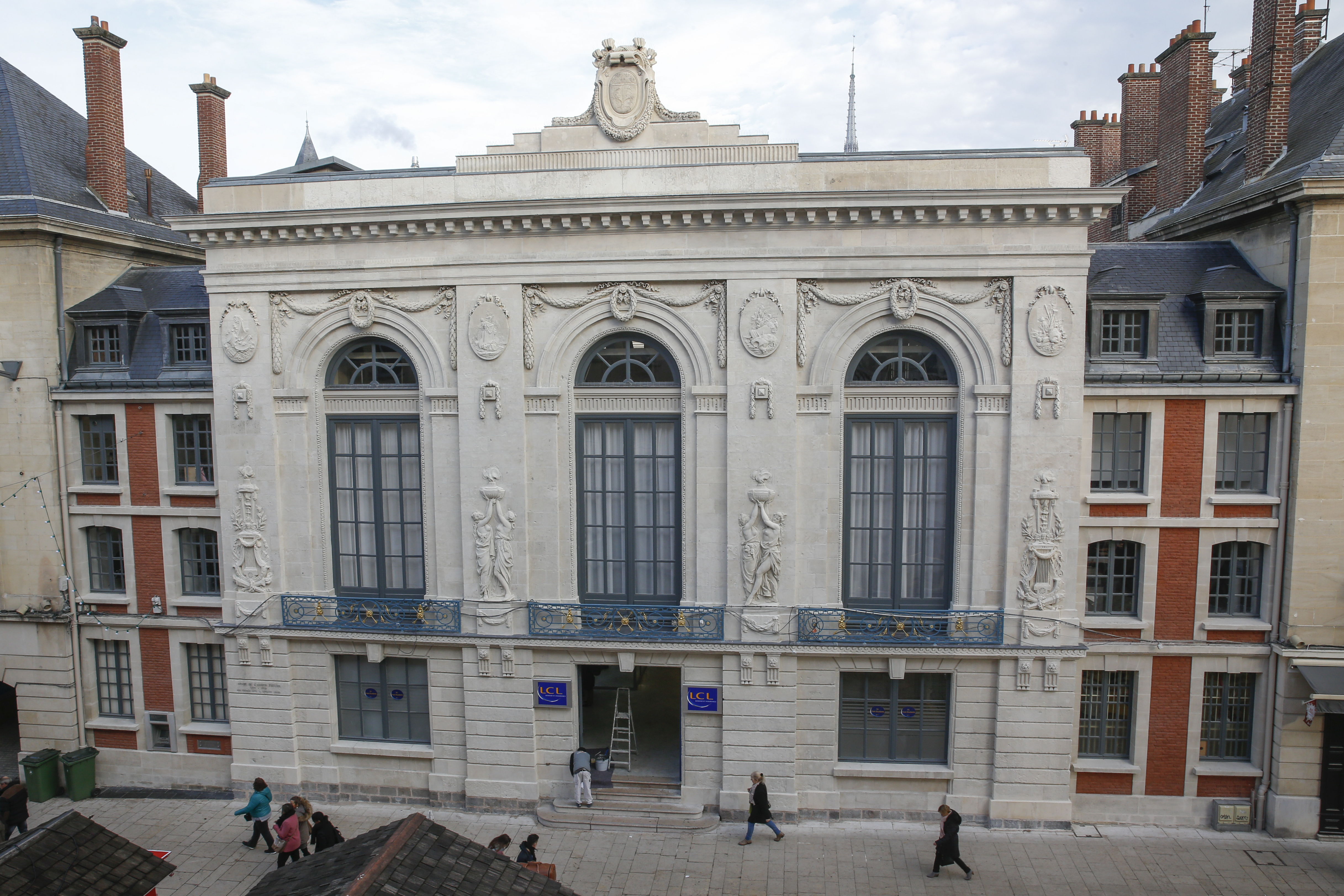 https://www.amiens.fr/var/ez_website/storage/images/media/services/jda/1064/facades/theatre-municipal/1217105-1-fre-FR/Theatre-municipal_format_original.jpg