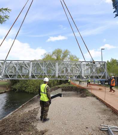 Le pont a été levé en une pièce. © Laurent Rousselin Le pont a été levé en une pièce. © Laurent Rousselin