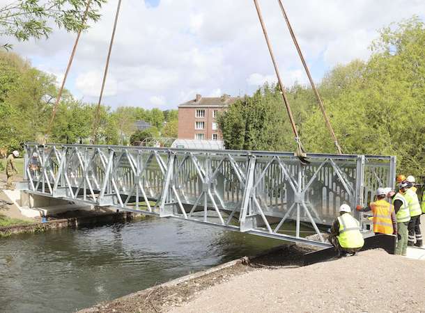 Le pont Bailey posé le 17 avril à Amiens. © Laurent Rousselin