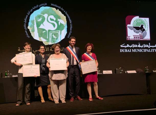 Brigitte Fouré, Maire d’Amiens a reçu officiellement le label de ville en zone humide accréditée par Ramsar pour sa politique de préservation de la Vallée de la Somme. Brigitte Fouré, Maire d’Amiens a reçu officiellement le label de ville en zone humide accréditée par Ramsar pour sa politique de préservation de la Vallée de la Somme.